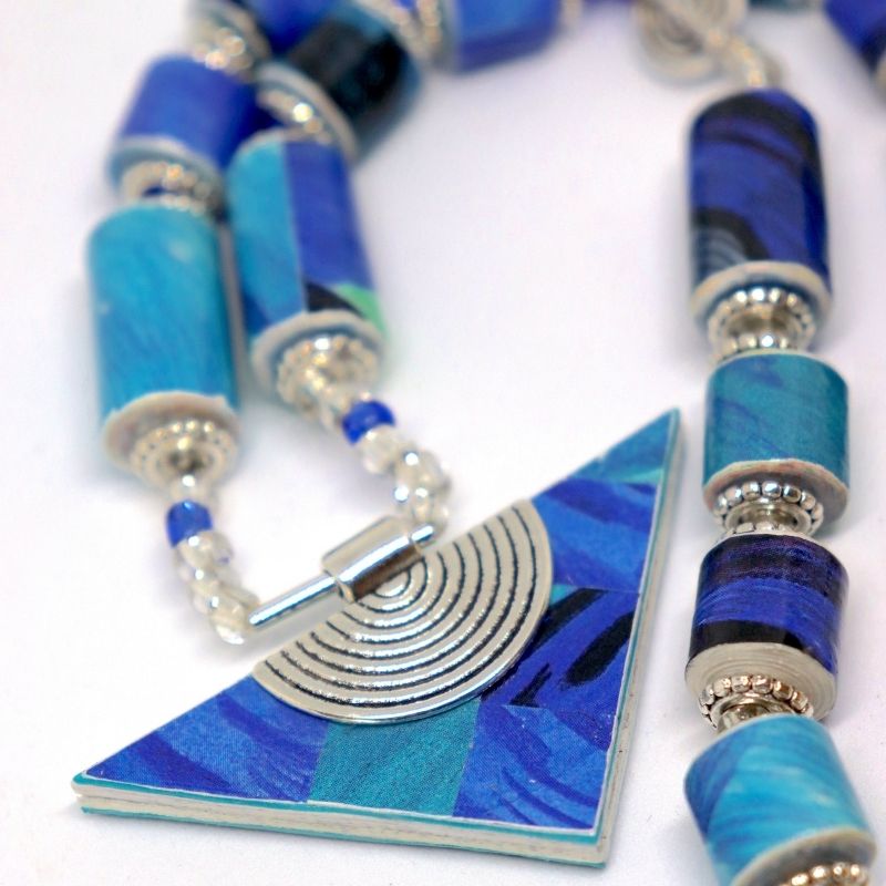 Collier bleu avec perles et pendentif en papier