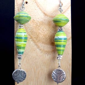 Boucles d'oreilles en papier de couleur verte et jaune; deux perles (une allongée et l'autre ovale); au bout de la boucle d'oreilles se trouve une breloque avec un motif feuille