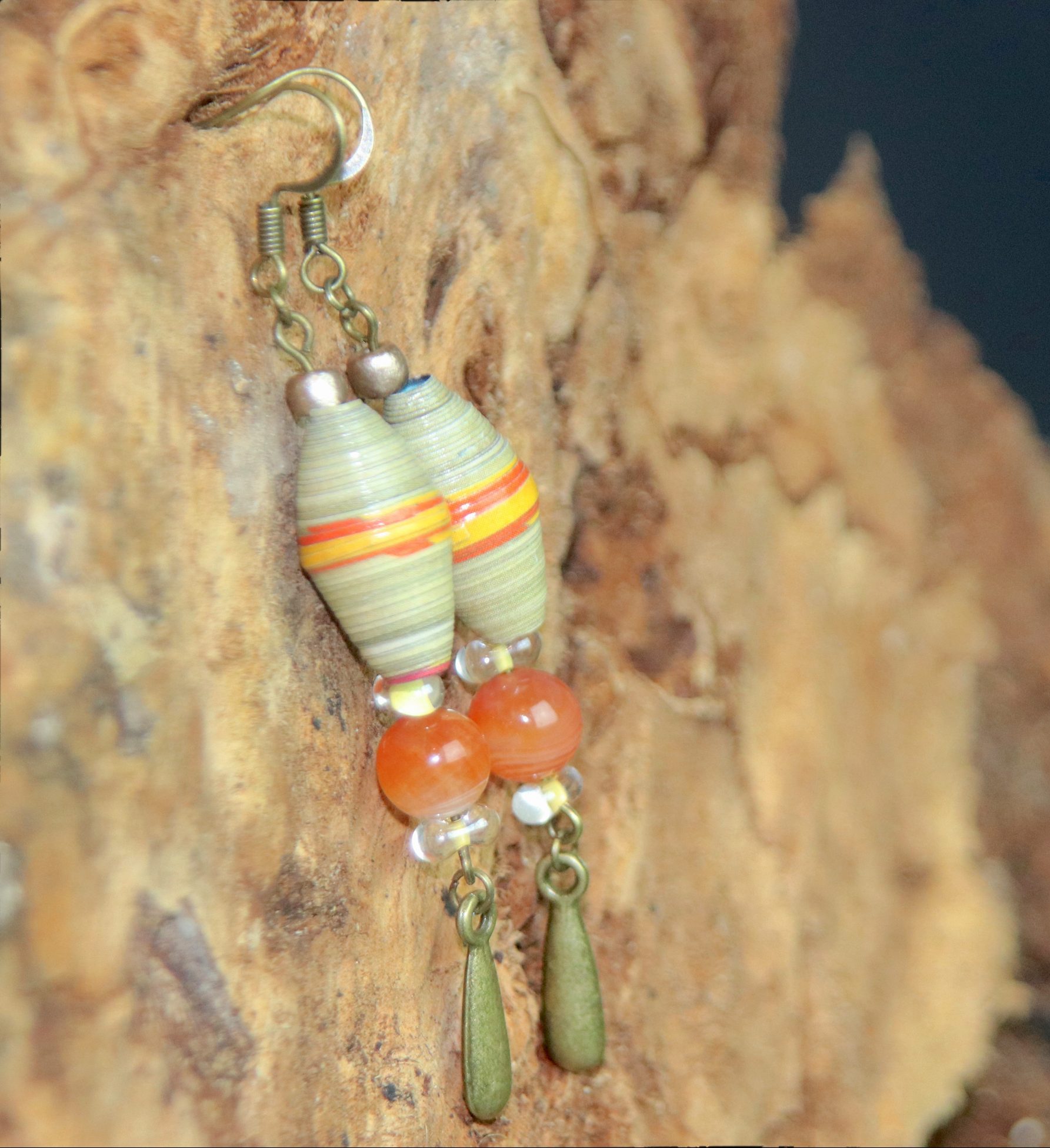 boucles d'oreilles avec une perle en papier et une perle en agate du Botswana orange