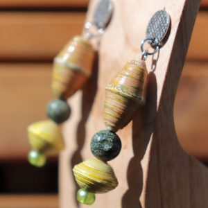 Boucles d'oreilles perles papier jaunes et d'autres marrons; deux perles fines serpentine
