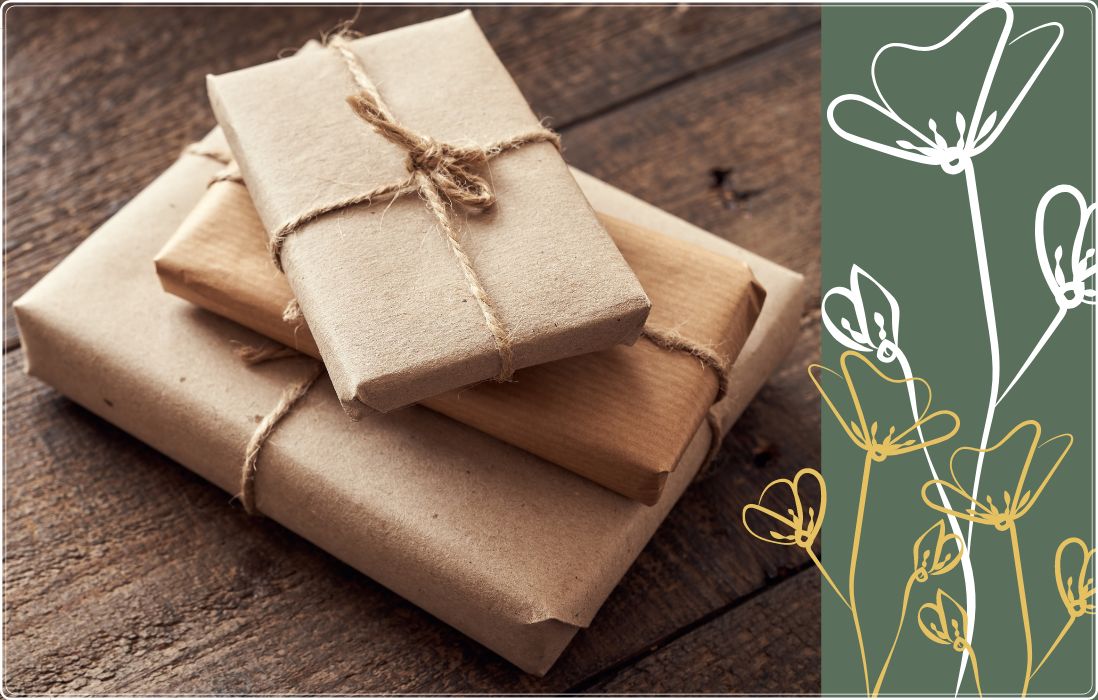 cadeaux emballés dans papier kraft- enroulé fil de lin avec noeud- dessin fleurs