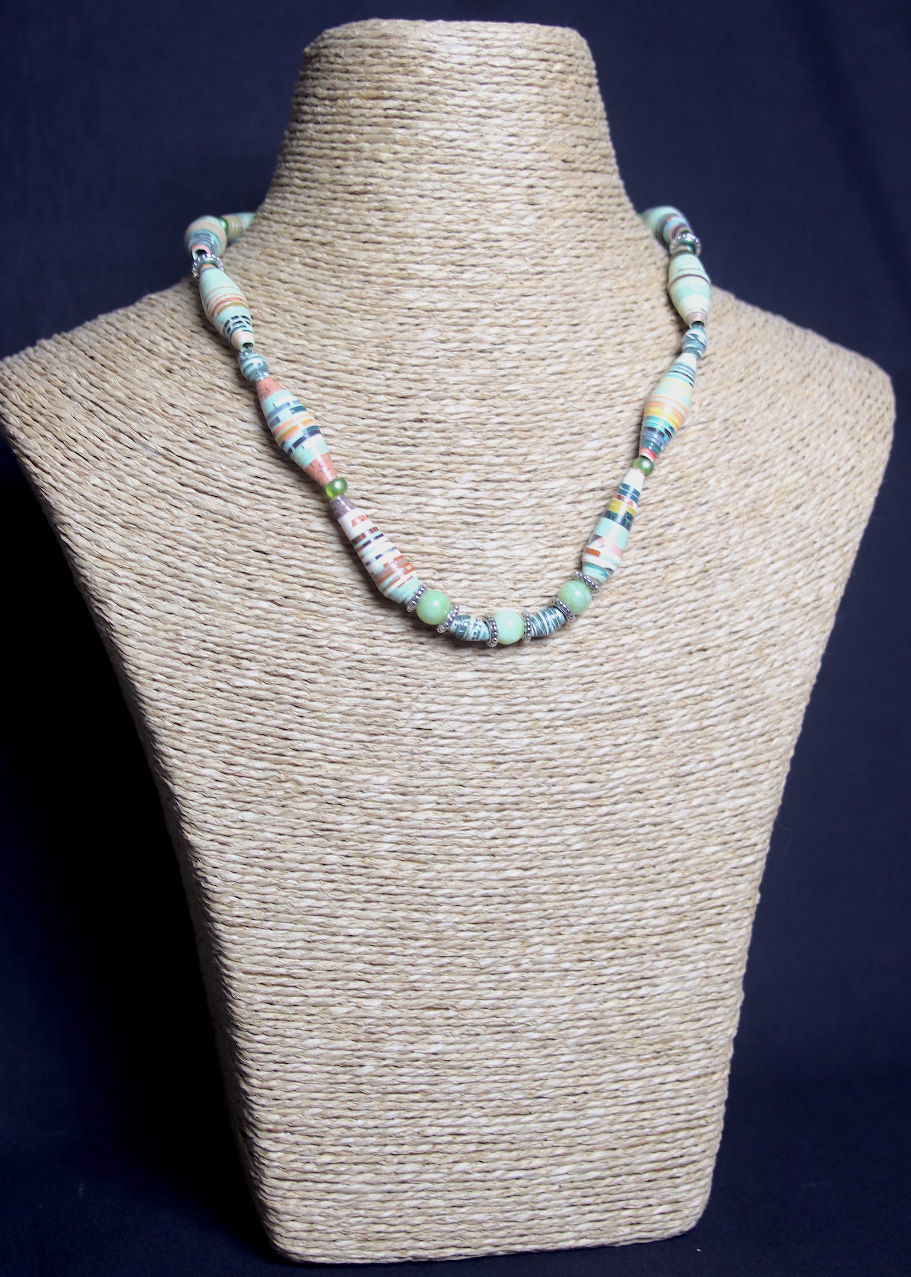 collier avec perles de papier et pierres fines d'aventurine