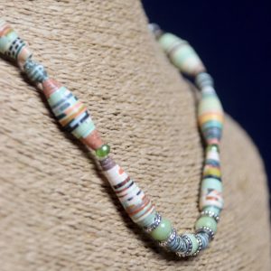 collier avec perles de papier et pierres fines d'aventurine