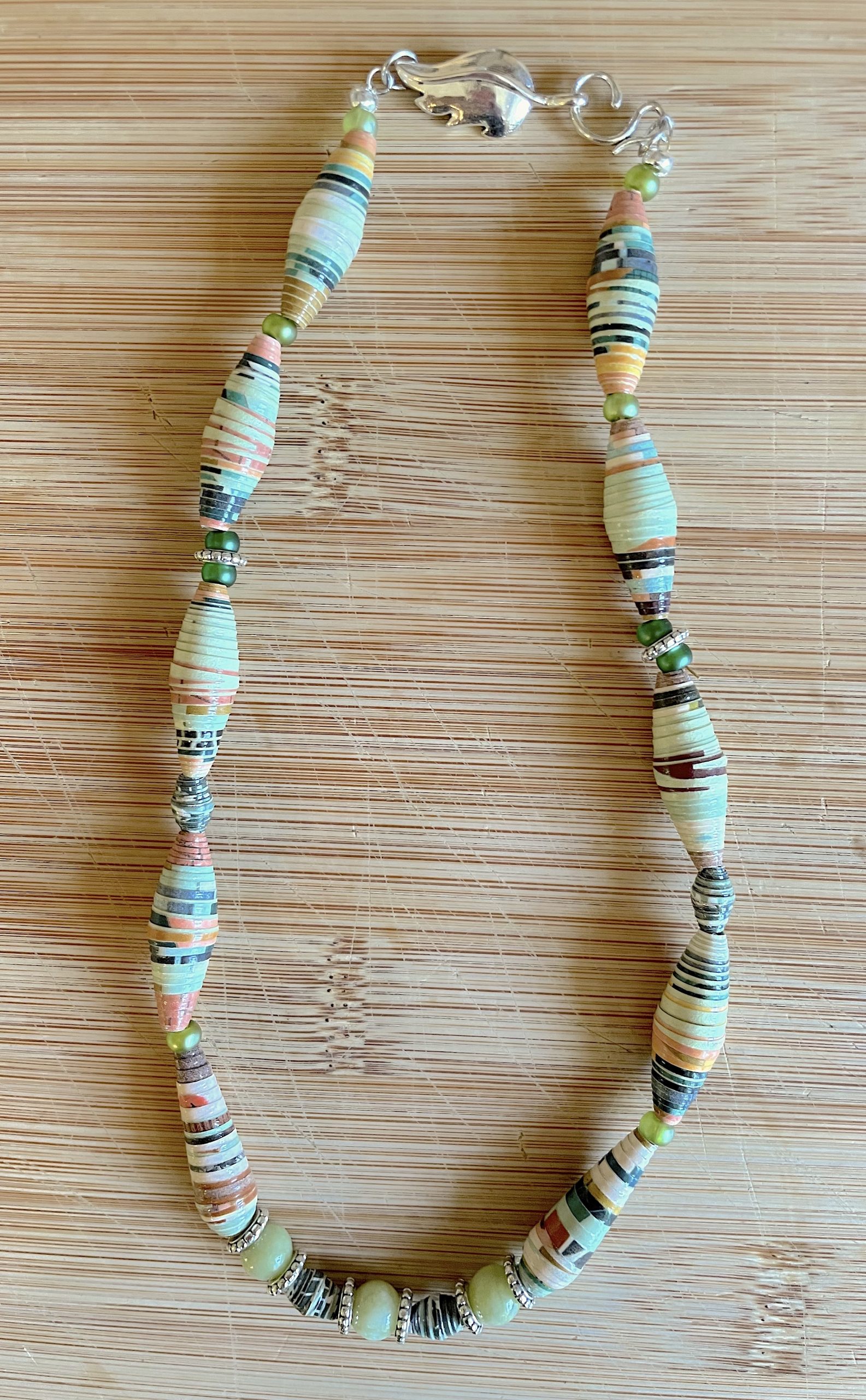 collier avec perles de papier et pierres fines d'aventurine