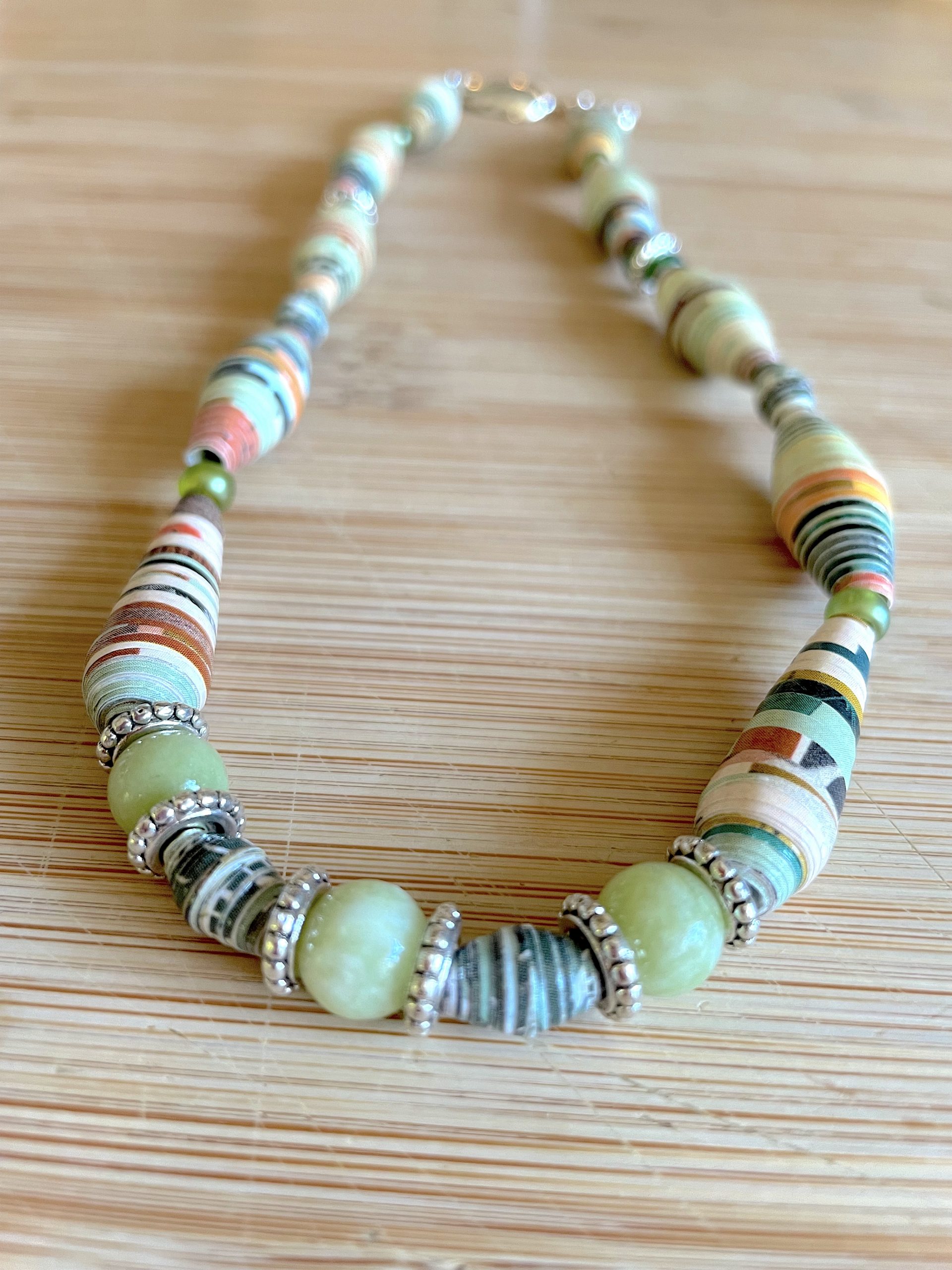 collier avec perles de papier et pierres fines d'aventurine