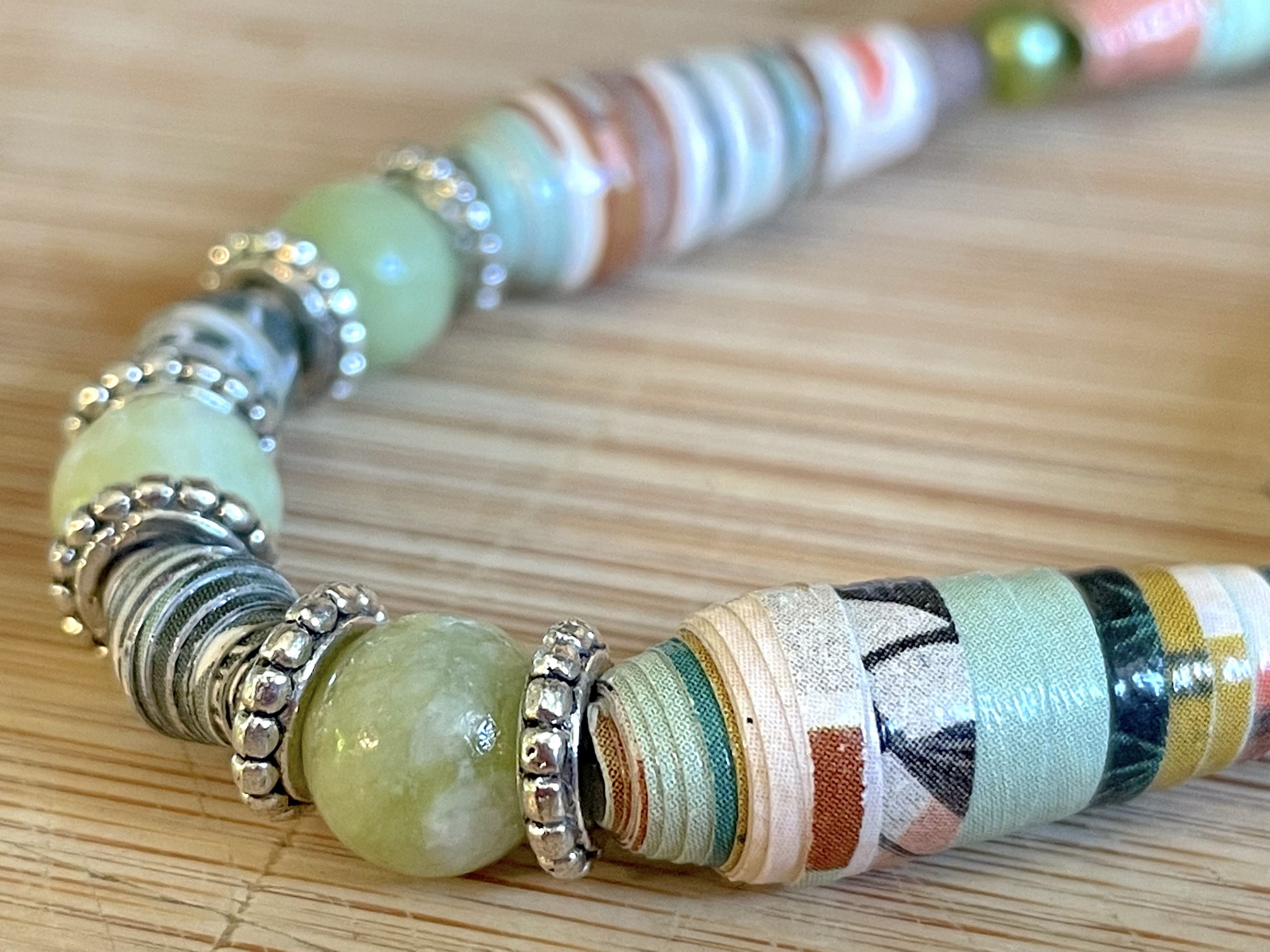 collier avec perles de papier et pierres fines d'aventurine