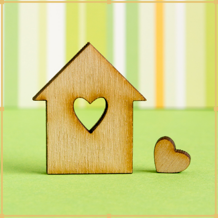 Maison bois avec fenêtre en coeur. Symbole du fait maison