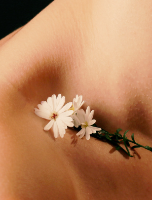 pâquerettes sur le cou d'une femme tel un collier