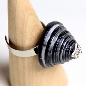 bague en papier noir sur anneau en acier inoxydable