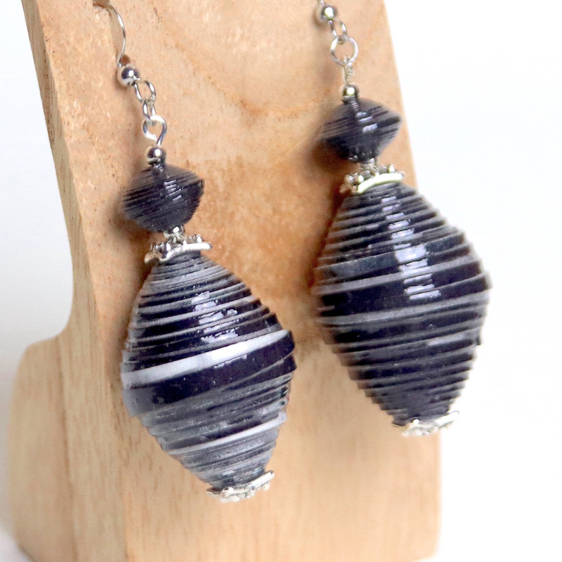 boucles d'oreilles en papier noires faites de deux perles de papier roulées sur commande de bijoux personnalisés