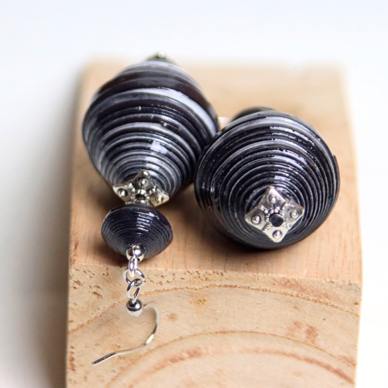 boucles d'oreilles en papier noires vue de dessous selon la commande de bijoux personnalisés