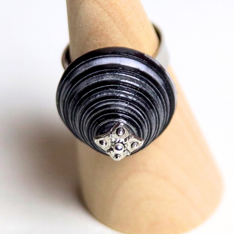 bague en papier noir vue de face, de forme conique