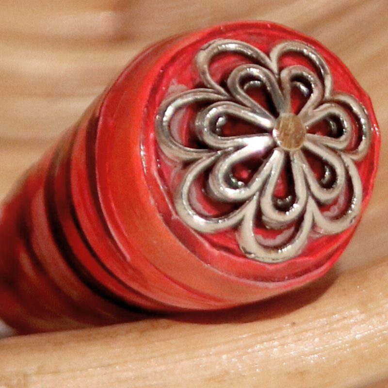 détail d'une boucle d'oreille en papier vue de dessous