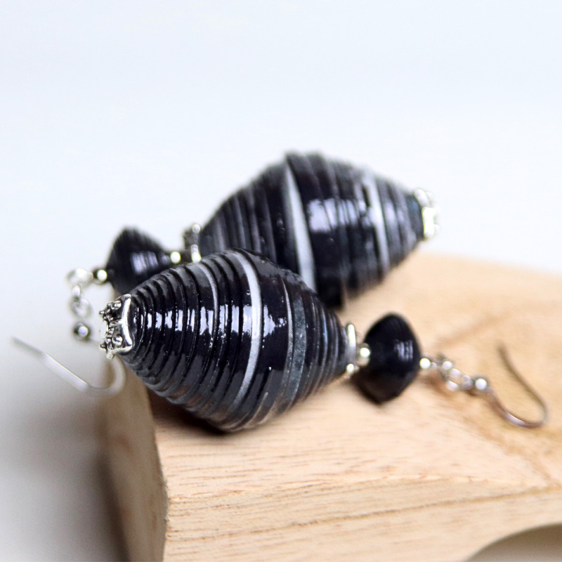 boucles d'oreilles en papier noires vues de côté pour montrer des bijoux personnalisés
