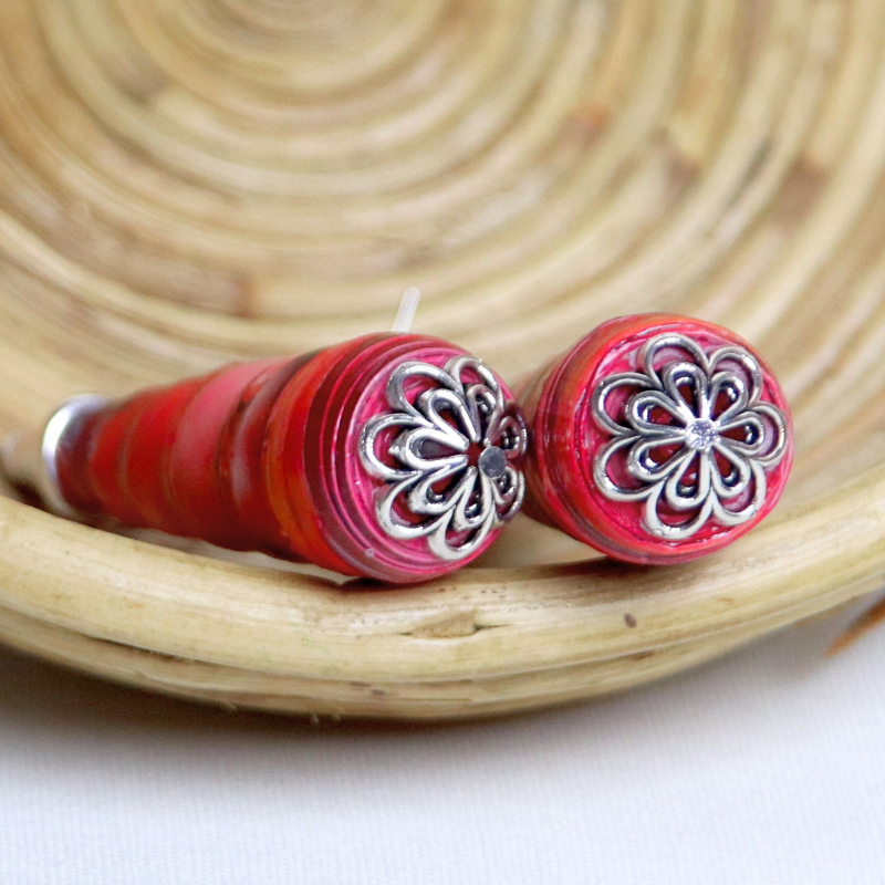 boucles d'oreilles en papier vues de dessous