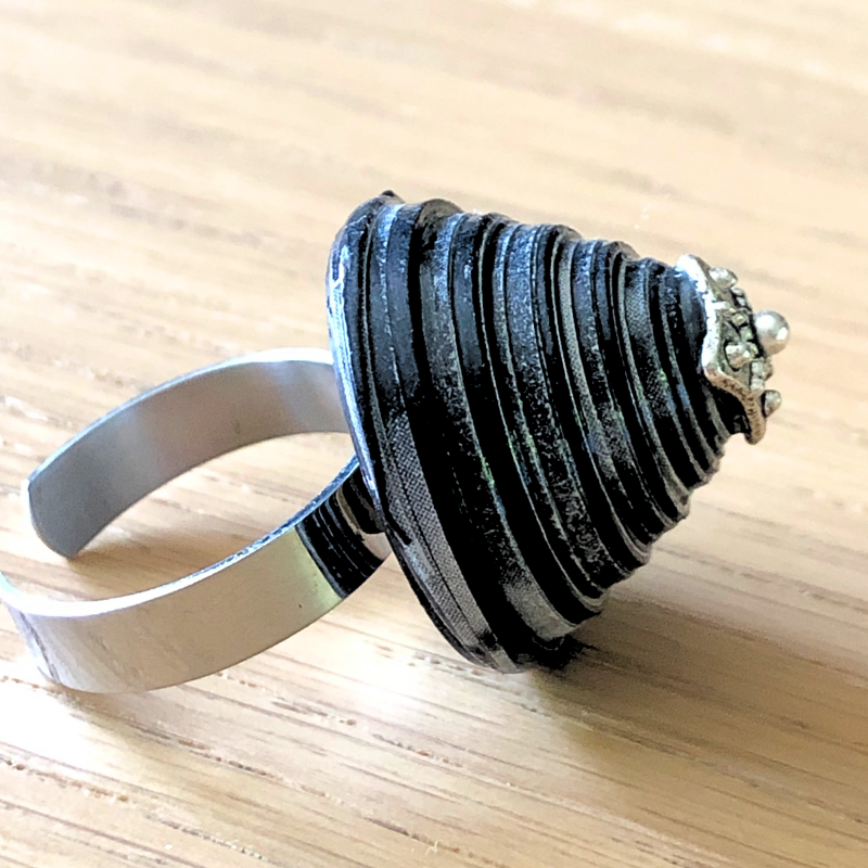 bague en papier noir vue de côté avec son anneau en acier inoxydable