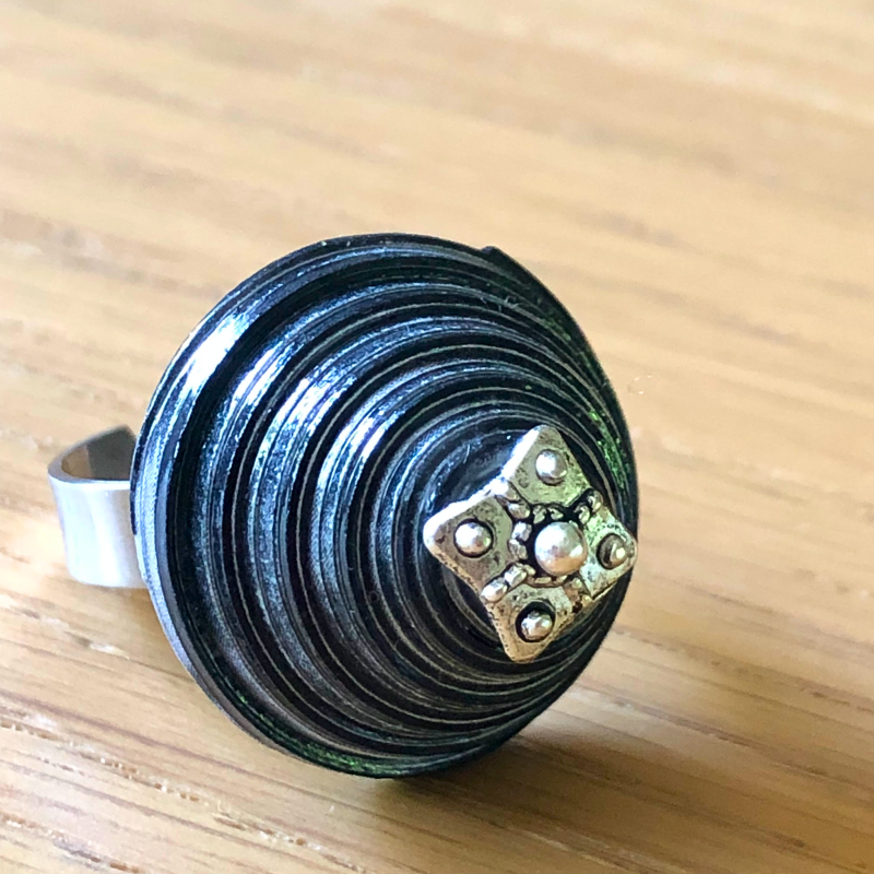 bague en papier noir vue du dessus
