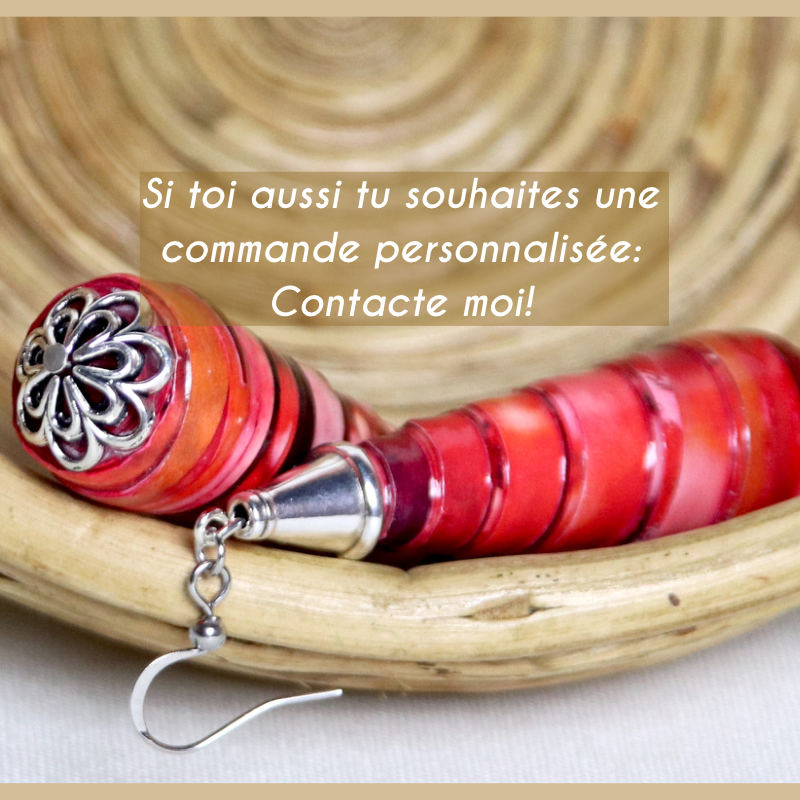 Boucles d'oreilles en papier rouges avec le message de me contacter si besoin de commande personnalisée