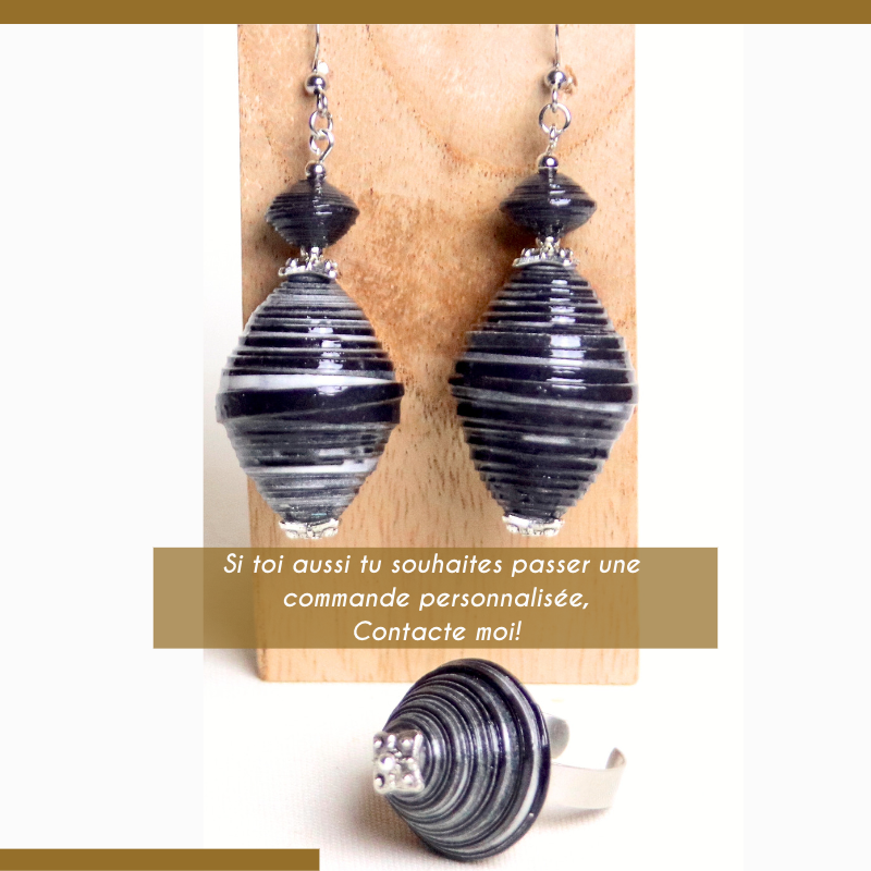 boucles d'oreilles en papier et bague en papier assortie selon une commande de bijoux personnalisés