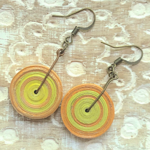 Boucles d'oreilles en papier jaunes et oranges de forme circulaire tel un disque de papier