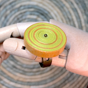 Bague en papier jaune et orange de forme circulaire tel un disque