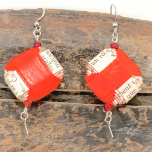Boucles d'oreilles en papier avec des pages d'un vieux livre et du papier rouge