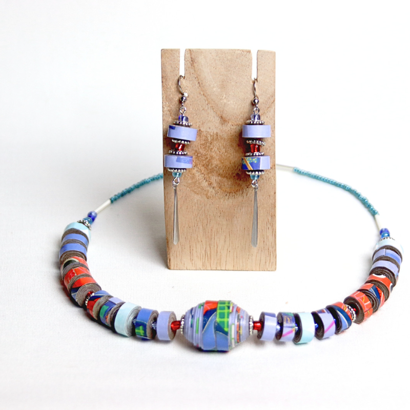 boucles d'oreilles en papier bleues création unique avec son collier en papier assorti