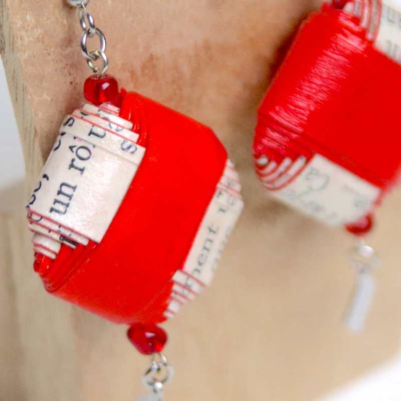 Boucles d'oreilles en papier fabriquées à l'aide de pages d'un livre et de papier rouge