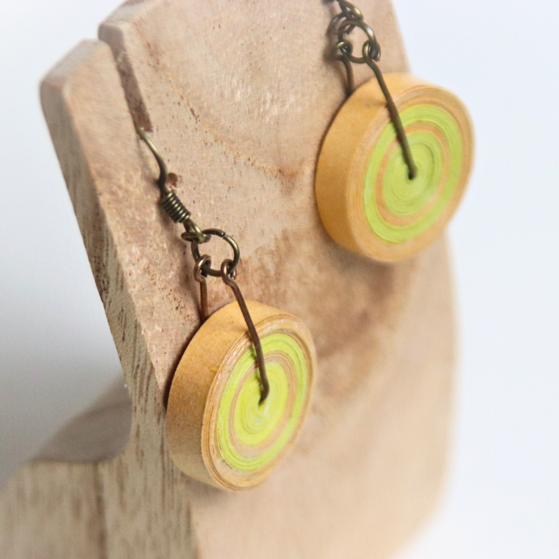Boucles d'oreilles en papier jaunes et oranges de forme circulaire tel un disque de papier