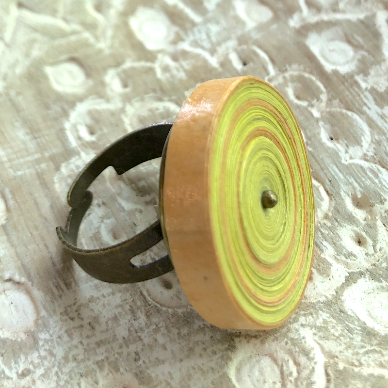 Bague en papier jaune et orange de forme circulaire tel un disque