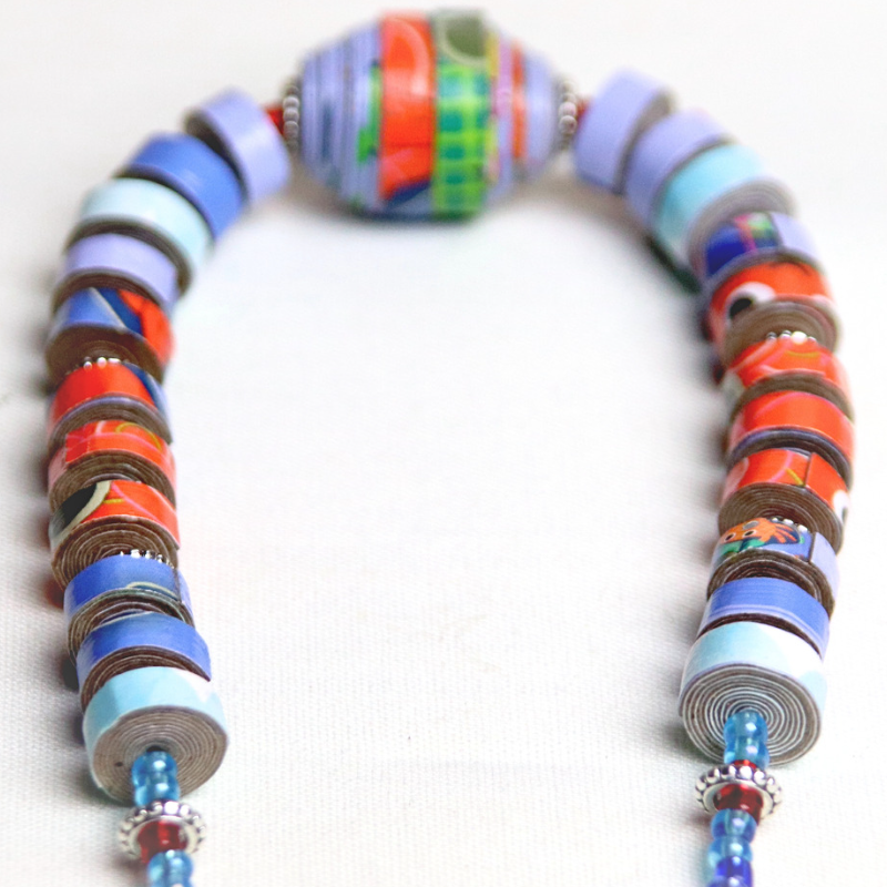 collier 100% en papier des perles au pendentif