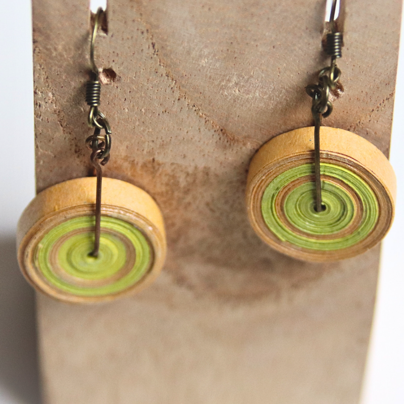 Boucles d'oreilles en papier jaunes et oranges de forme circulaire tel un disque de papier