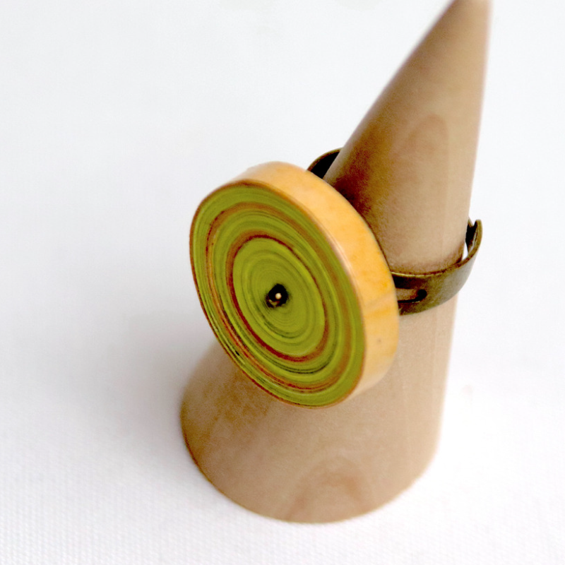 Bague en papier jaune et orange de forme circulaire tel un disque