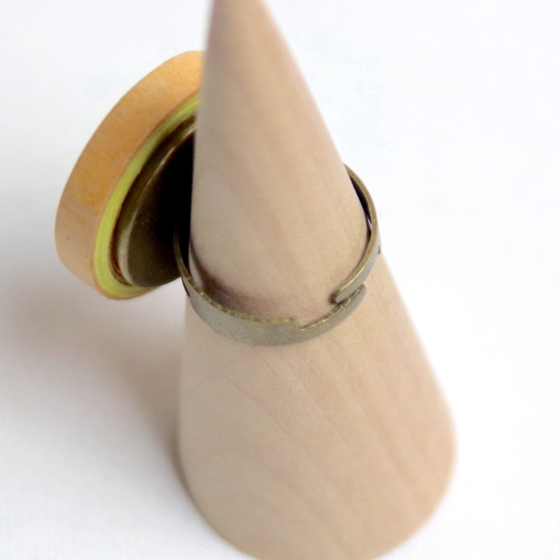 Bague en papier jaune et orange de forme circulaire tel un disque