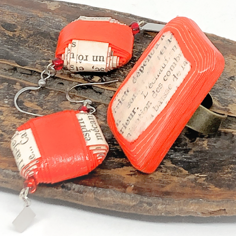 Parure d'une bague et des boucles d'oreilles en papier faits de pages d'un livre et de papier rouge