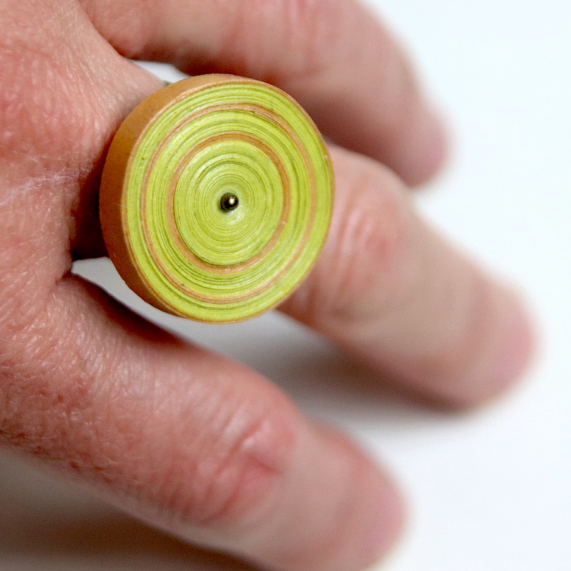 Bague en papier jaune et orange de forme circulaire tel un disque