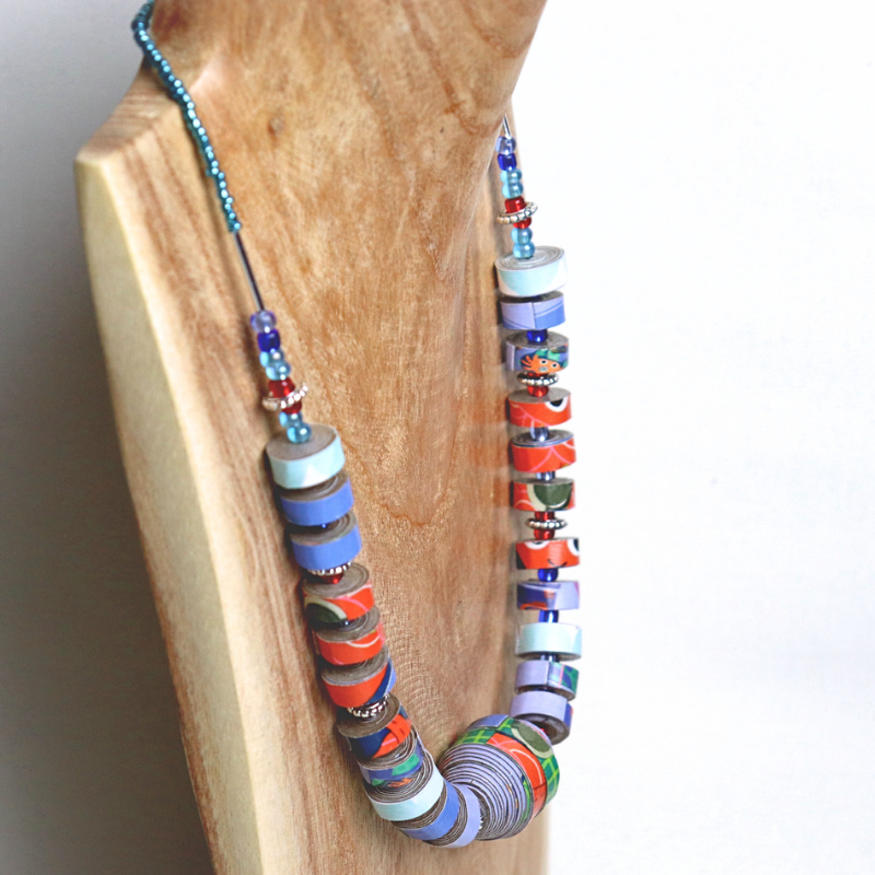 collier 100% en papier des perles au pendentif