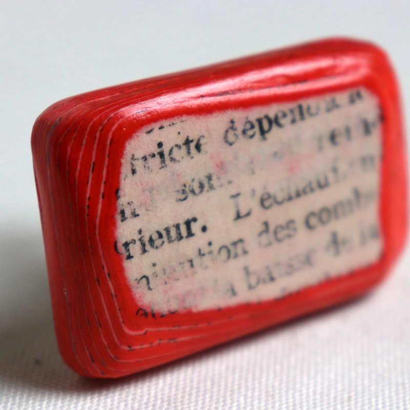 Bague en papier rouge faite de pages d'un vieux livre et de papier rouge