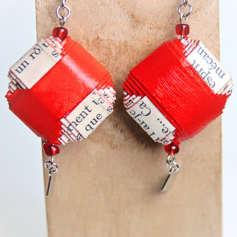 Boucles d'oreilles en papier fabriquées à l'aide de pages d'un livre et de papier rouge