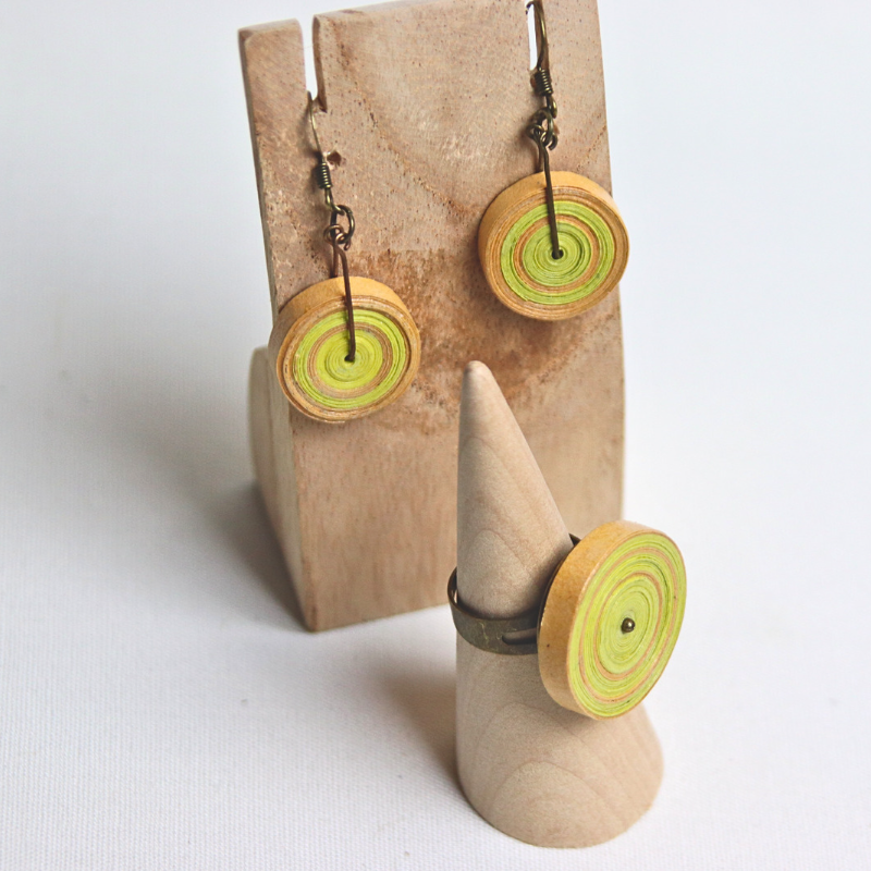 Boucles d'oreilles en papier jaunes et oranges de forme circulaire tel un disque de papier
