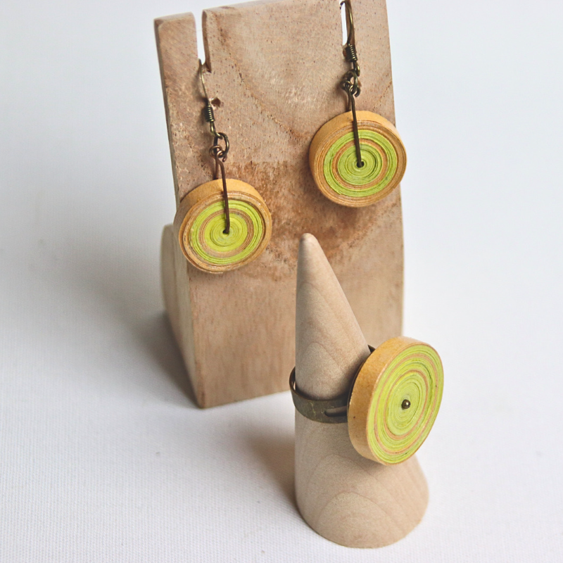 Bague en papier jaune et orange de forme circulaire tel un disque assortie aux boucles d'oreilles