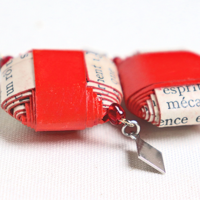 Boucles d'oreilles en papier fabriquées à l'aide de pages d'un livre et de papier rouge