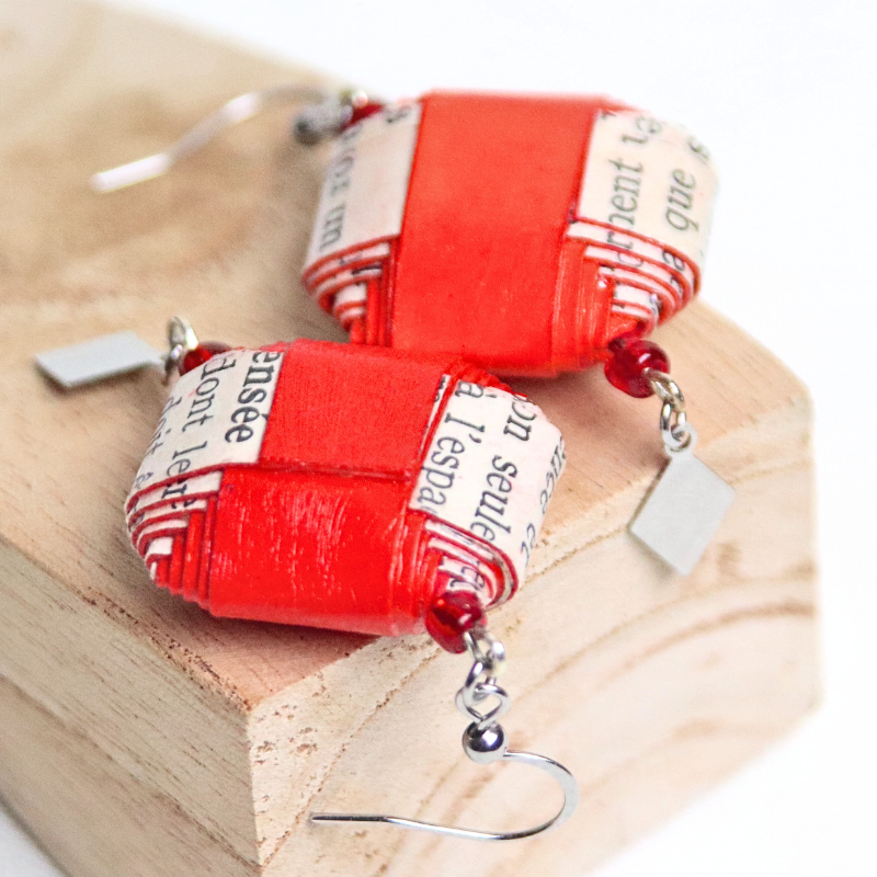 Boucles d'oreilles en papier fabriquées à l'aide de pages d'un livre et de papier rouge