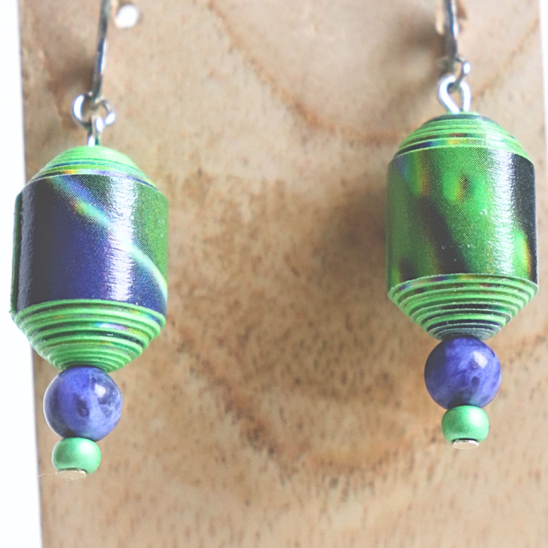 Boucles d'oreilles en papier roulé de couleur bleue et egrets avec une petite pierre de sodalite