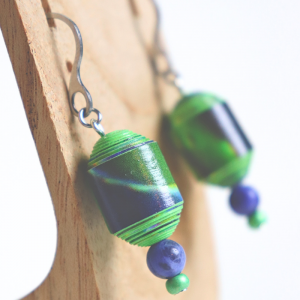 Boucles d'oreilles en papier roulé de couleur bleue et egrets avec une petite pierre de sodalite
