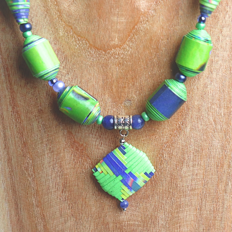 Collier papier vert bleu avec sodalite et pendentif en papier finement plié