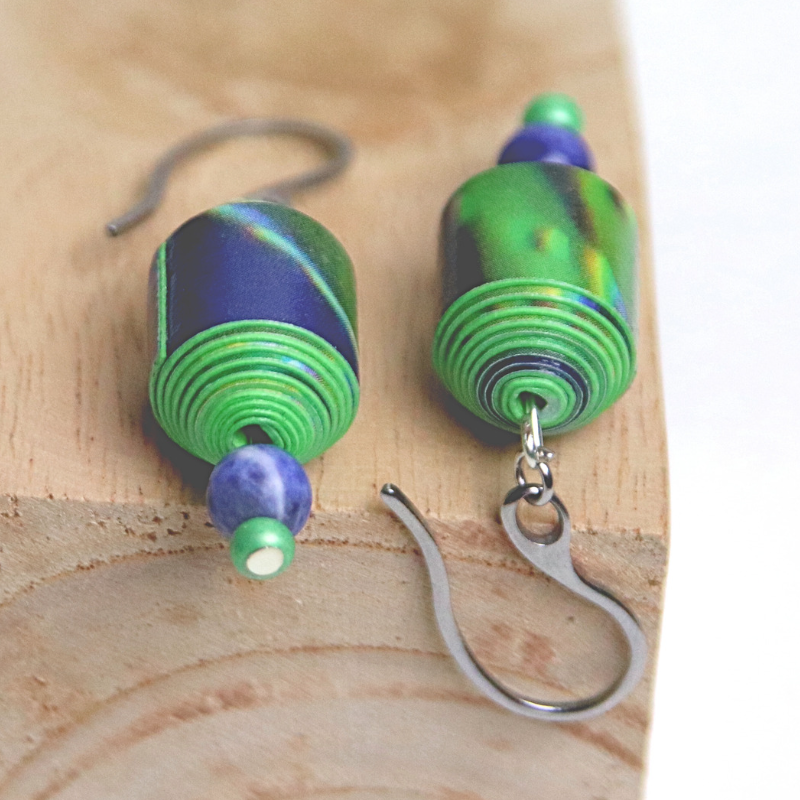 Boucles d'oreilles en papier roulé de couleur bleue et egrets avec une petite pierre de sodalite et crochets en acier inoxydable