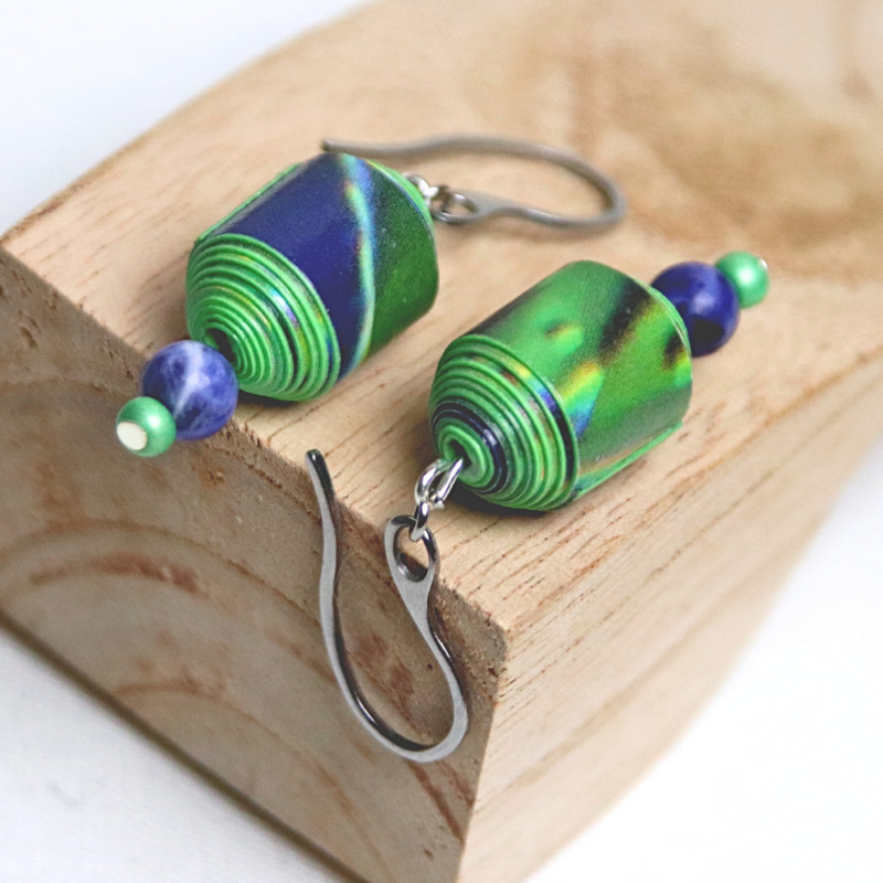 Boucles d'oreilles en papier roulé de couleur bleue et egrets avec une petite pierre de sodalite et crochets en acier inoxydable