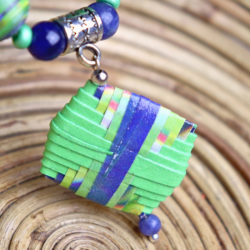 Collier papier vert bleu avec sodalite et pendentif en papier finement plié, de forme carrée