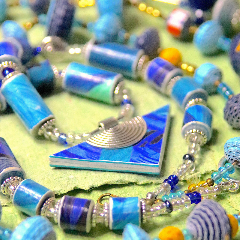 bijoux en papier bleus